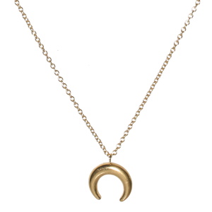 Collier composé d'une chaîne et d'un pendentif en acier doré. Fermoir mousqueton avec 5 cm de rallonge.