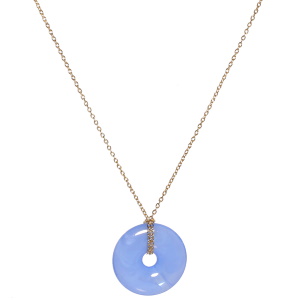 Collier composé d'une chaîne en acier doré et d'un pendentif rond de couleur bleu. Fermoir mousqueton avec 5 cm de rallonge.