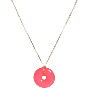 Collier composé d'une chaîne en acier doré et d'un pendentif rond de couleur rose. Fermoir mousqueton avec 5 cm de rallonge.