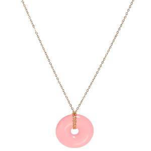 Collier composé d'une chaîne en acier doré et d'un pendentif rond de couleur rose. Fermoir mousqueton avec 5 cm de rallonge.