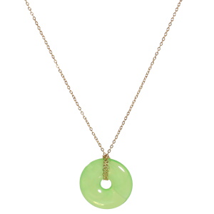 Collier composé d'une chaîne en acier doré et d'un pendentif rond de couleur verte. Fermoir mousqueton avec 5 cm de rallonge.