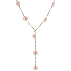 Collier de forme Y composé d'une chaîne en acier doré et de fleurs en perles de couleur rose. Fermoir mousqueton avec 4 cm de rallonge.