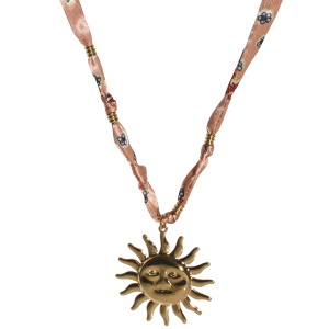 Collier composé d'un cordon en textile satiné avec motifs et d'un pendentif en forme de soleil avec visage en acier doré. Fermoir mousqueton avec 5 cm de rallonge.