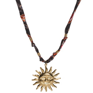 Collier composé d'un cordon en textile satiné avec motifs et d'un pendentif en forme de soleil avec visage en acier doré.<br/<Fermoir mousqueton avec 5 cm de rallonge.