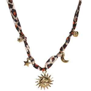 Collier composé d'un cordon en textile satiné avec motifs, de pendants cœur, croissant de  lune, étoile et soleil en acier doré et d'un pendentif en forme de soleil avec visage en acier doré.<br/<Fermoir mousqueton avec 5 cm de rallonge.