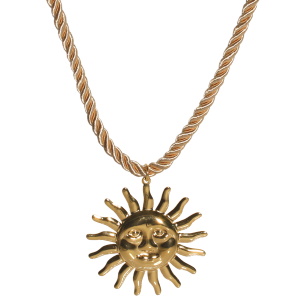 Collier composé d'un cordon en textile et d'un pendentif en forme de soleil avec visage en acier doré.<br/<Fermoir mousqueton avec 4 cm de rallonge.