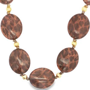 Rehaussez votre style avec ce collier de perles audacieux. Chaque perle, ornée d'un motif animalier, capture l'essence de la sophistication sauvage. Les accents dorés rehaussent l'ensemble, faisant de ce collier un accessoire incontournable pour celles qui osent affirmer leur individualité. Un bijou qui allie l'élégance à un esprit indomptable.