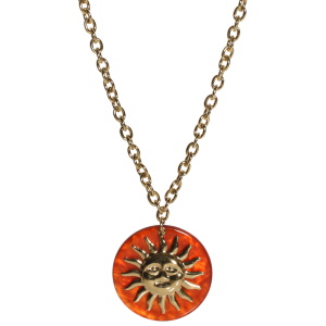 Collier sautoir composé d'une chaîne et d'un pendentif en forme d'un soleil et d'une pastille orange. Fermoir mousqueton avec 4 cm de rallonge.