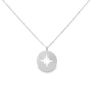Ce collier sautoir chaîne en acier argenté élégant présente un pendentif circulaire ajouré d'un motif d'étoile, symbole de direction et d'espoir. Son design minimaliste et raffiné en fait un accessoire polyvalent, parfait pour compléter une tenue décontractée ou habillée avec une touche de subtile sophistication. Un bijou intemporel qui apportera une note d'éclat discret à votre quotidien. fermoir mousqueton avec 5 cm derallonge.