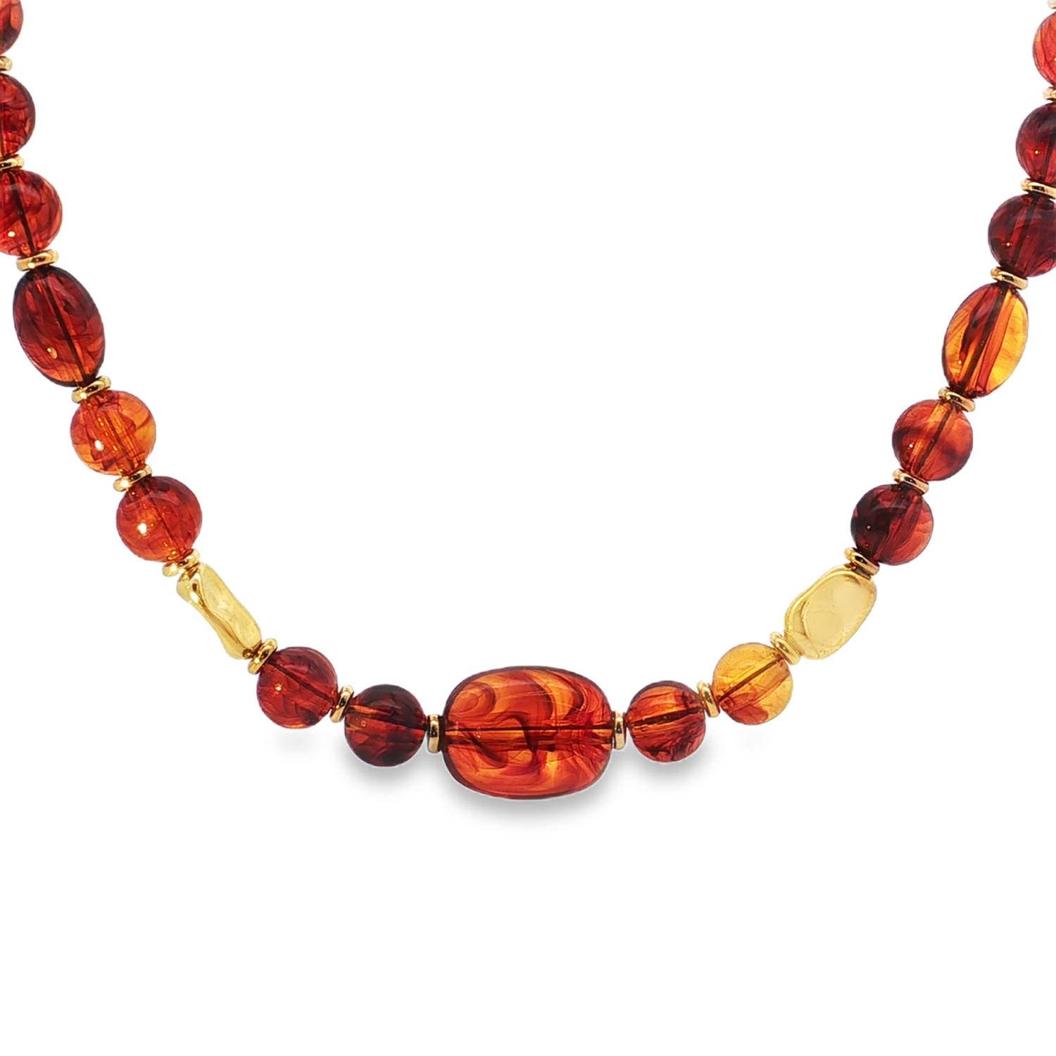 Ce collier de perles couleur ambre, rayonnant d'une teinte rouge orangé chaleureuse, présente des perles rondes taillées en cabochon.<br/>Chaque perle révèle une clarté VS, promettant un éclat sans imperfections majeures.<br/>La symétrie et le poli sont impeccables, témoignant d'un savoir faire de qualité.<br/>Ce bijou dégage une élégance intemporelle.<br/>Mousqueton avec 4 cm de rallonge. Perle Adolescent Adulte Femme Fille Indémodable Ce collier de perles couleur ambre, rayonnant d'une teinte rouge orangé chaleureuse, présente des perles rondes taillées en cabochon.<br/>Chaque perle révèle une clarté VS, promettant un éclat sans imperfections majeures.<br/>La symétrie et le poli sont impeccables, témoignant d'un savoir faire de qualité.<br/>Ce bijou dégage une élégance intemporelle.<br/>Mousqueton avec 4 cm de rallonge. Perle Adolescent Adulte Femme Fille Indémodable