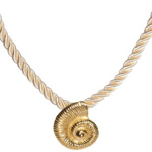 Collier composé d'un cordon blanc écru et d'un pendentif en forme de coquillage escargot en acier doré. Fermoir mousqueton en acier doré avec 5 cm de rallonge.