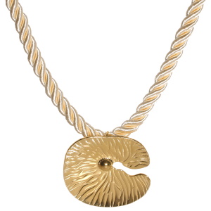 Collier composé d'un cordon blanc écru et d'un pendentif en forme de feuille nénuphar en acier doré. Fermoir mousqueton en acier doré avec 5 cm de rallonge.