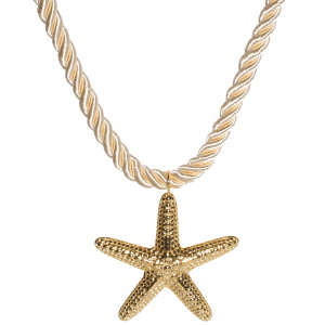 Collier composé d'un cordon blanc écru et d'un pendentif en forme d'étoile de mer en acier doré. Fermoir mousqueton en acier doré avec 5 cm de rallonge.