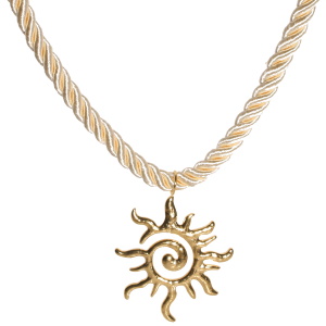 Collier composé d'un cordon blanc écru et d'un pendentif en forme de soleil en acier doré. Fermoir mousqueton en acier doré avec 5 cm de rallonge.