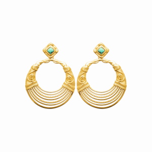 Boucles d'oreilles pendantes composées d'une puce carré en acier chirurgical 316L doré sertie d'une pierre de turquoise d'imitation et d'une cercle avec motifs en acier chirurgical 316L doré.