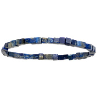 Bracelet élastique composé de véritables pierres de sodalite de forme cubique.