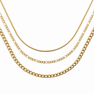 Collier triple rangs composé d'une chaîne maille serpent de 39 cm de long en acier doré, d'une chaîne maille figaro alternée 1-3 de 42 cm de long en acier doré, ainsi qu'une chaîne maille fantaisie de 50 cm de long en acier doré. Fermoir mousqueton avec 5 cm de rallonge.