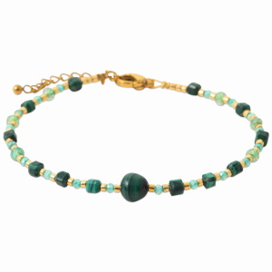 Bracelet composé de perles cylindriques en acier chirurgical 316L doré et de perles en véritable pierre de malachite. Fermoir mousqueton avec 2 cm de rallonge.