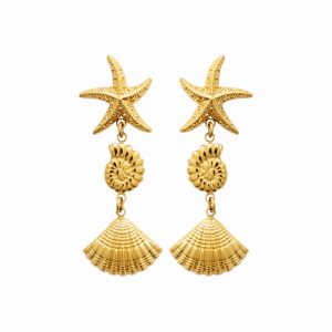 Boucles d'oreilles pendantes composées d'une étoile de mer, d'un coquillage escargot et d'un coquillage en acier chirurgical 316L doré.