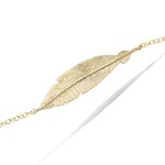 Bracelet plume en plaqué or. Fermoir mousqueton avec anneaux de rappel à 16 et 18 cm.