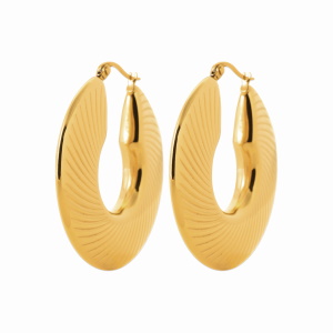 Boucles d'oreilles créoles avec rayures en acier chirurgical 316L doré.