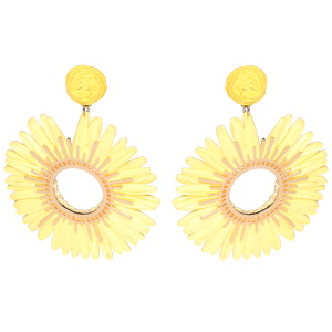 Boucles d'oreilles fantaisies pendantes en forme de fleur marguerite en acier doré et paille artificielle de couleur jaune.