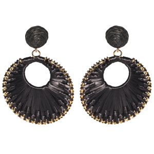 Boucles d'oreilles fantaisies pendantes en acier doré et paille artificielle de couleur noire.