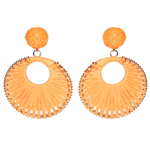 Boucles d'oreilles fantaisies pendantes en métal doré et paille artificielle de couleur orange.