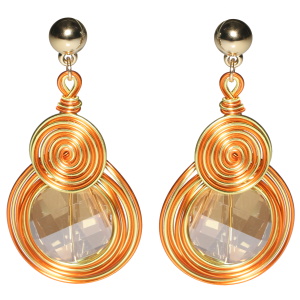 Boucles d'oreilles pendantes composées d'une puce ronde en métal doré, de fils de métal orange et doré en forme de spirale et d'un cristal rond de couleur orange.