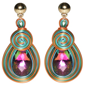 Boucles d'oreilles pendantes composées d'une puce ronde en métal doré, de fils de métal multicolore en forme de spirale et d'un cristal ovale multicolore.