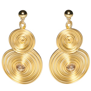 Boucles d'oreilles pendantes composées d'une puce ronde en métal doré, de fils de métal doré en forme de spirale et d'un cristal rond de couleur doré.