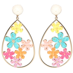 Boucles d'oreilles fantaisies pendantes de forme ovale en métal doré et des fleurs en paille artificielle multicolore.