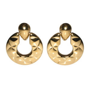 Boucles d'oreilles pendantes composées d'un cercle en acier doré.