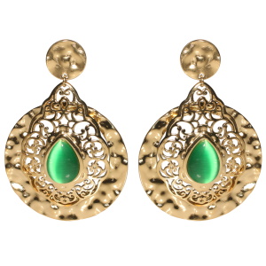Boucles d'oreilles pendantes composées d'une puce ronde martelée en acier doré et d'un pendant avec des motifs en acier doré surmonté d'un cristal vert.