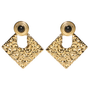 Boucles d'oreilles pendantes composées d'une puce ronde en acier doré sertie d'un cabochon de couleur noir et d'un losange martelé en acier doré.