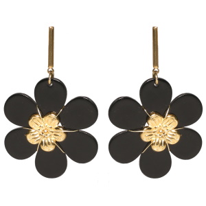 Boucles d'oreilles pendantes composées d'une barre en acier doré et d'une fleur de couleur noire surmontée d'une fleur en acier doré.