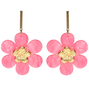 Boucles d'oreilles pendantes composées d'une barre en acier doré et d'une fleur de couleur rose surmontée d'une fleur en acier doré.