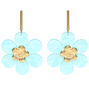 Boucles d'oreilles pendantes composées d'une barre en acier doré et d'une fleur de couleur bleue turquoise surmontée d'une fleur en acier doré.