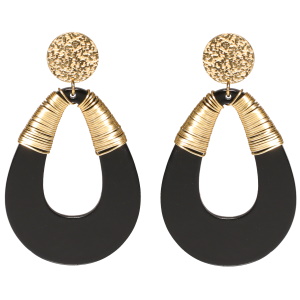 Boucles d'oreilles pendantes composées d'une puce ronde en acier doré et d'un cercle ovale de couleur noir avec des fils dorés.