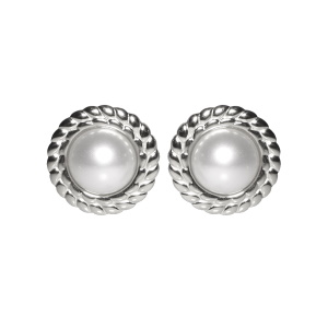 Boucles d'oreilles avec clips en acier argenté serties d'un cabochon en perle d'imitation.