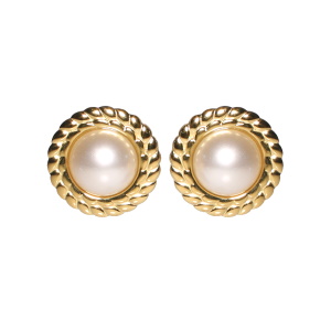 Boucles d'oreilles avec clips en acier doré serties d'un cabochon en perle d'imitation.