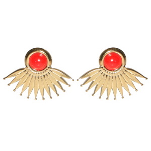 Boucles d'oreilles pendantes en forme d'éventail en acier doré serties d'un cabochon de couleur rouge.