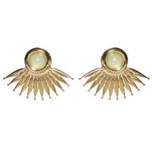 Boucles d'oreilles pendantes en forme d'éventail en acier doré serties d'un cabochon de couleur vert.