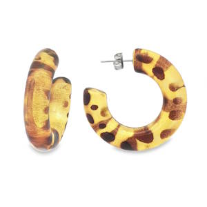 Adoptez un style audacieux avec ces boucles d'oreilles créoles originales. Leur motif animalier marron sur fond doré apporte une touche sauvage et sophistiquée à votre look. Confectionnées en matériau non métallique, elles allient confort et esthétique pour sublimer votre quotidien avec une touche d'éclat.