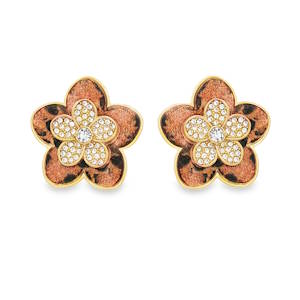 Ces ravissantes boucles d'oreilles en acier doré présentent un design floral unique. Leurs strass ronds taille brillant captent et reflètent la lumière avec une brillance exceptionnelle. La monture dorée ajoute une touche de chaleur et de luxe, faisant de ces boucles d'oreilles un choix parfait pour rehausser votre style quotidien.