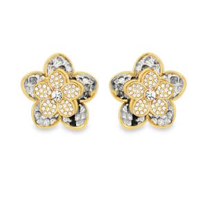 Sublimes boucles d'oreilles, finement travaillées en acier doré, arborent un design floral délicat. Le cœur de chaque fleur est orné de strass taille brillant, capturant la lumière avec une intensité exceptionnelle. Une composition rayonnante pour illuminer votre visage avec élégance et raffinement.