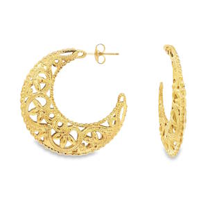 Sublimes créoles en acier doré, une ode à l'élégance et à la féminité. Leur design ajouré, riche en détails floraux, capte la lumière et attire les regards. Légères et confortables, ces boucles d'oreilles rehausseront toutes vos tenues avec une touche de sophistication.