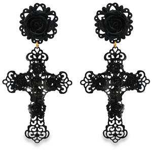 Exprimez votre individualité avec ces boucles d'oreilles pendantes, un hommage audacieux à l'élégance gothique. Leur design complexe, évoquant des roses et des croix ornées, crée un effet visuel saisissant. La finition dorée ajoute une touche de lumière contrastant avec le noir profond, pour un accessoire captivant et unique.