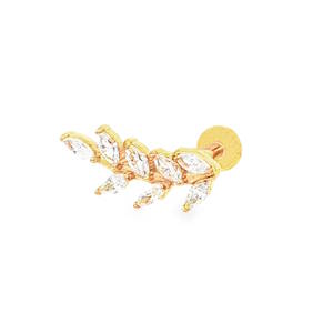 Illuminez votre quotidien avec ce piercing pour tragus ou oreille, façonné en acier doré étincelant. Le piercing est délicatement orné de strass taille marquise à la coupe brillant, apportant un éclat et une sophistication inégalés. Parfait pour ajouter une touche de luxe discret à votre allure.