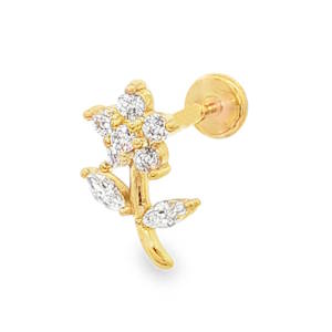 Sublime piercing d'oreilles ou de tragus en acier doré, orné de strass taille brillant, capturant la lumière avec une brillance exceptionnelle. Un design floral délicat qui ajoute une touche de féminité et de raffinement à toute tenue. Parfait pour illuminer votre quotidien ou comme cadeau précieux.